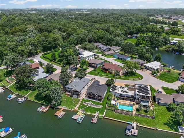 206 NW North Shore Drive, Lake Waukomis, MO 64151
