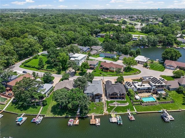 206 NW North Shore Drive, Lake Waukomis, MO 64151