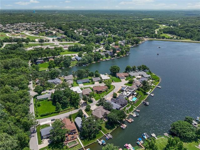 206 NW North Shore Drive, Lake Waukomis, MO 64151