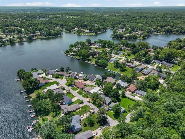 206 NW North Shore Drive, Lake Waukomis, MO 64151