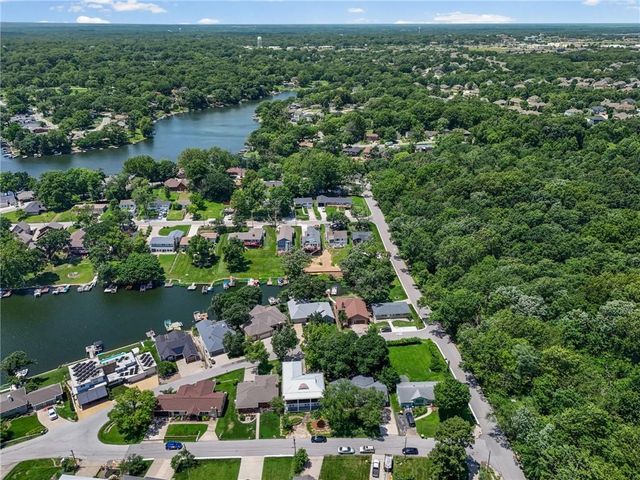 206 NW North Shore Drive, Lake Waukomis, MO 64151