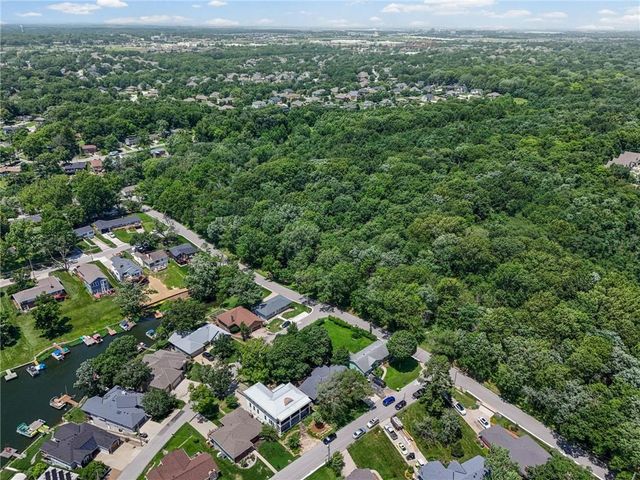 206 NW North Shore Drive, Lake Waukomis, MO 64151