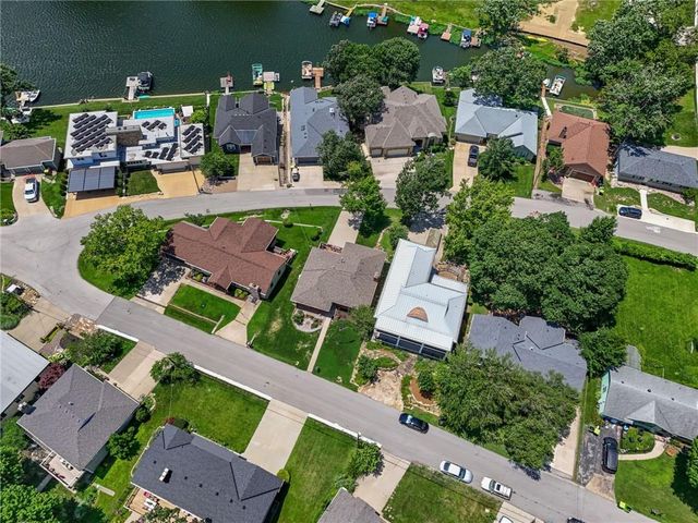 206 NW North Shore Drive, Lake Waukomis, MO 64151