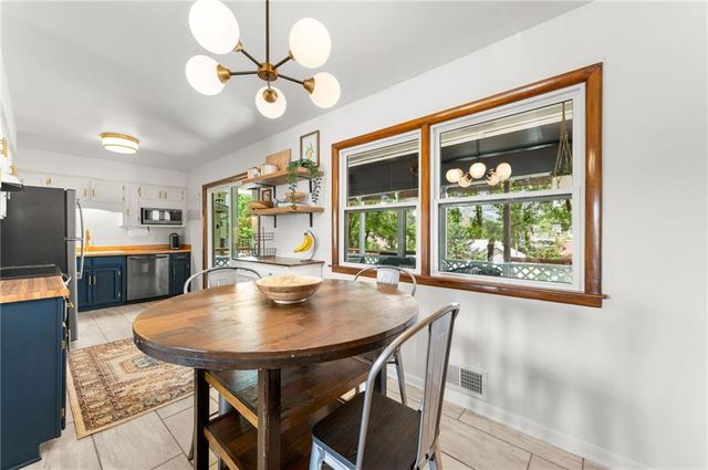 206 NW North Shore Drive, Lake Waukomis, MO 64151