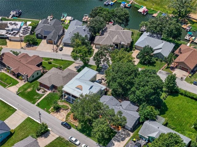 206 NW North Shore Drive, Lake Waukomis, MO 64151