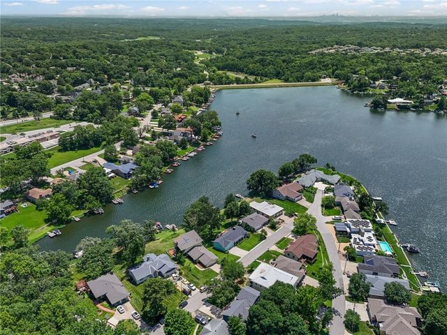 206 NW North Shore Drive, Lake Waukomis, MO 64151