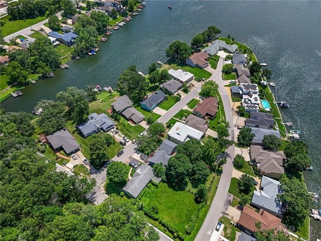 206 NW North Shore Drive, Lake Waukomis, MO 64151