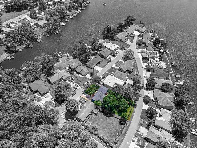 206 NW North Shore Drive, Lake Waukomis, MO 64151