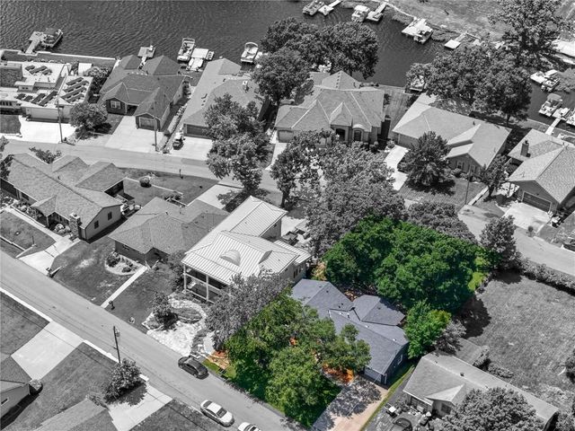 206 NW North Shore Drive, Lake Waukomis, MO 64151