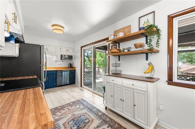 206 NW North Shore Drive, Lake Waukomis, MO 64151