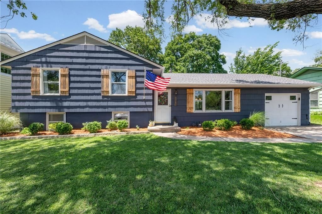 206 NW North Shore Drive, Lake Waukomis, MO 64151