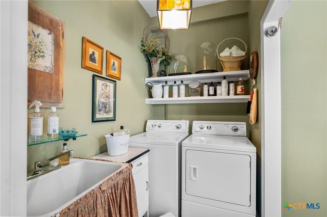 102-110 N Courthouse Square, Goliad, TX 77963