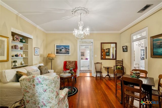 102-110 N Courthouse Square, Goliad, TX 77963