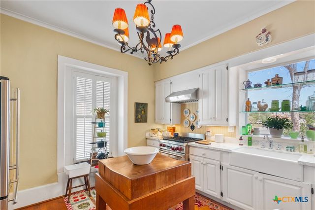 102-110 N Courthouse Square, Goliad, TX 77963