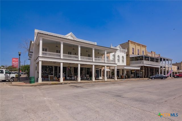 102-110 N Courthouse Square, Goliad, TX 77963