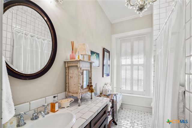 102-110 N Courthouse Square, Goliad, TX 77963