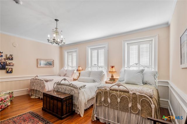 102-110 N Courthouse Square, Goliad, TX 77963