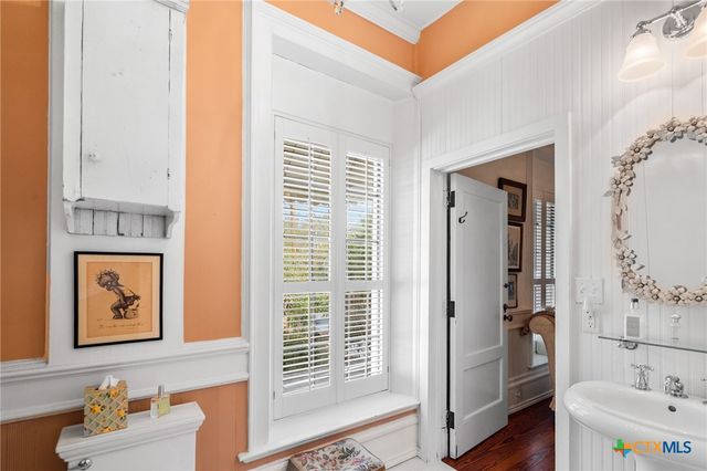 102-110 N Courthouse Square, Goliad, TX 77963