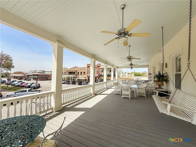 102-110 N Courthouse Square, Goliad, TX 77963