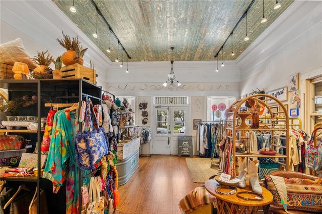 102-110 N Courthouse Square, Goliad, TX 77963