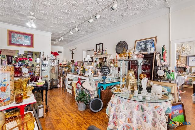 102-110 N Courthouse Square, Goliad, TX 77963