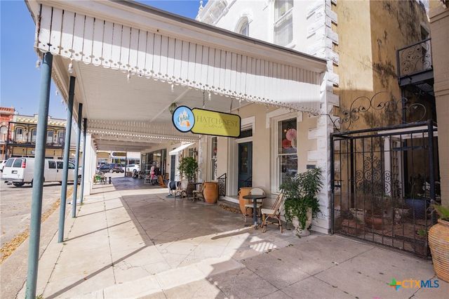 102-110 N Courthouse Square, Goliad, TX 77963