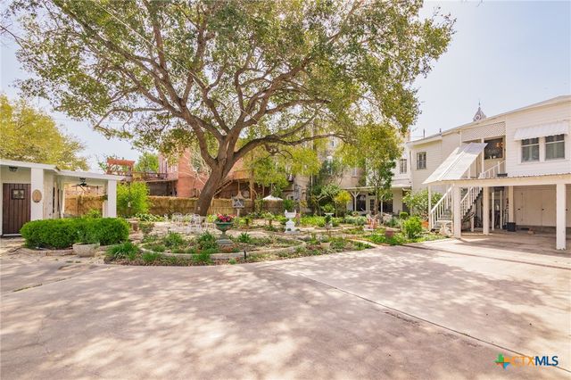 102-110 N Courthouse Square, Goliad, TX 77963