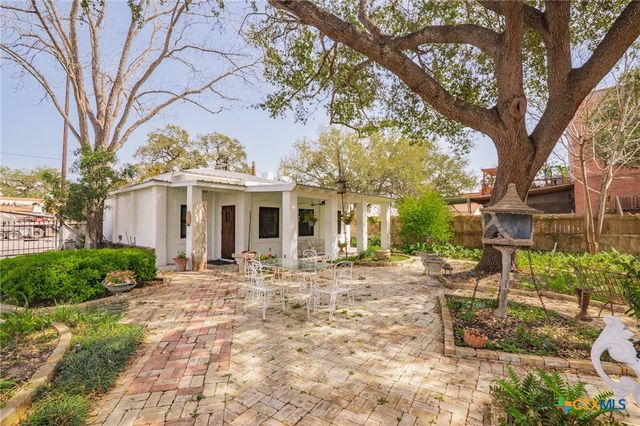 102-110 N Courthouse Square, Goliad, TX 77963