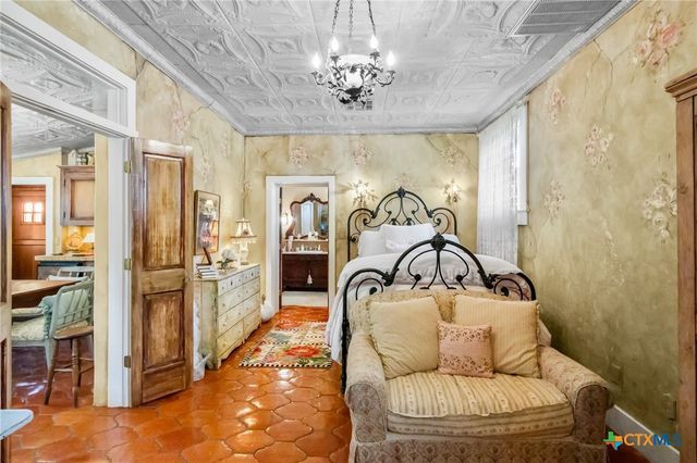 102-110 N Courthouse Square, Goliad, TX 77963