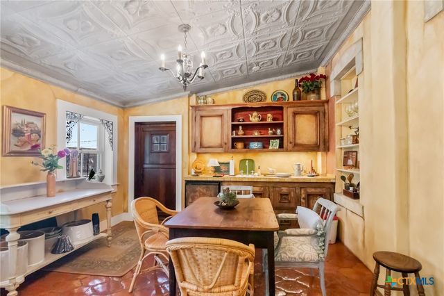 102-110 N Courthouse Square, Goliad, TX 77963