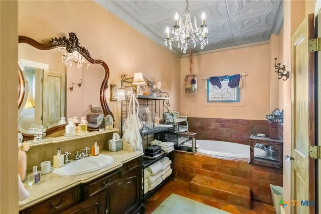 102-110 N Courthouse Square, Goliad, TX 77963