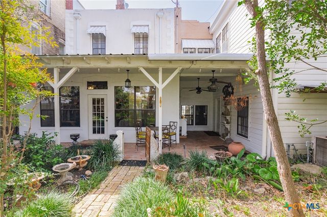 102-110 N Courthouse Square, Goliad, TX 77963