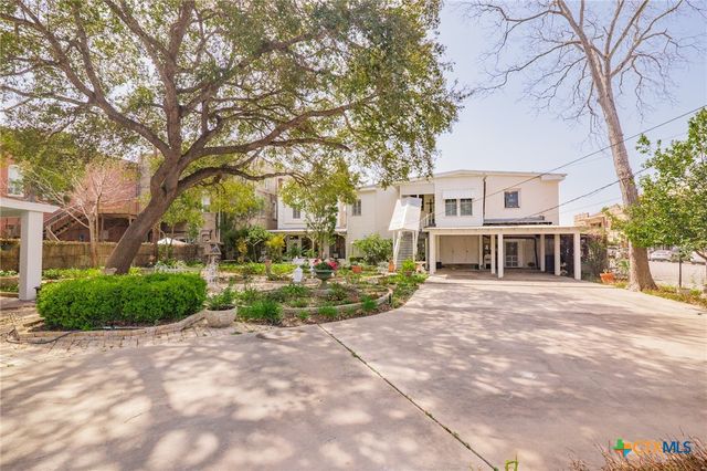 102-110 N Courthouse Square, Goliad, TX 77963