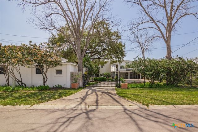 102-110 N Courthouse Square, Goliad, TX 77963