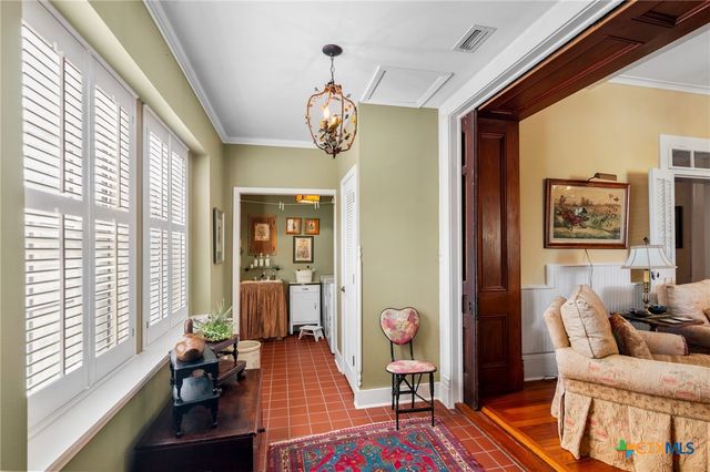 102-110 N Courthouse Square, Goliad, TX 77963