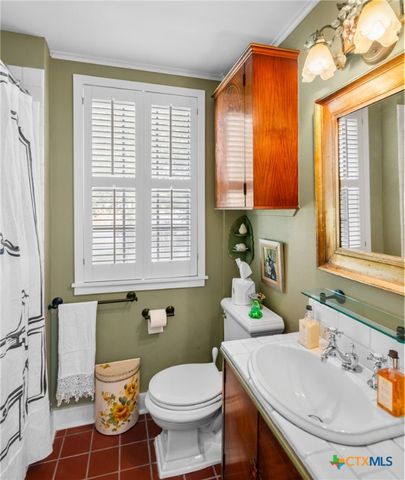 102-110 N Courthouse Square, Goliad, TX 77963