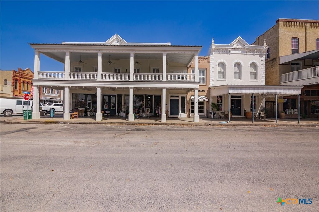 102-110 N Courthouse Square, Goliad, TX 77963