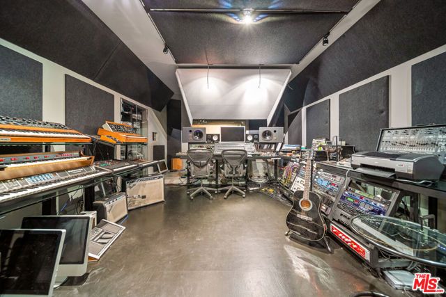 816 Seward Street, Los Angeles, CA 90038