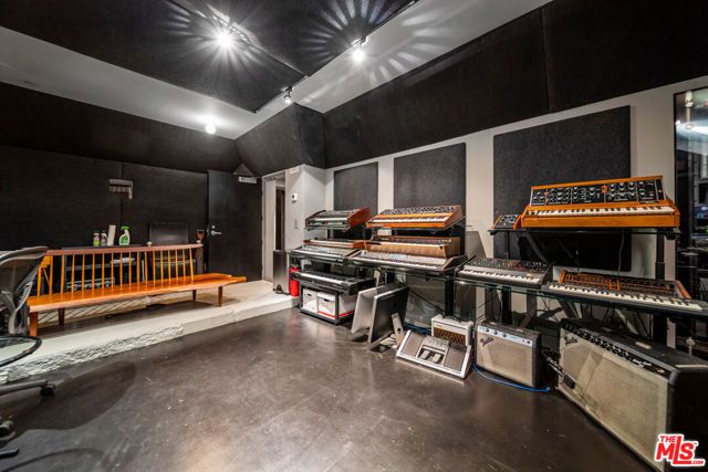 816 Seward Street, Los Angeles, CA 90038