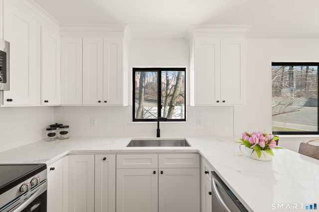 60 Lawn Avenue APT 21, Stamford, CT 06902