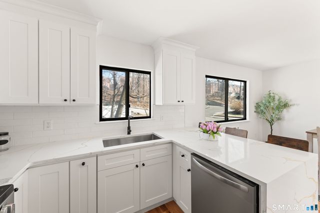 60 Lawn Avenue APT 21, Stamford, CT 06902