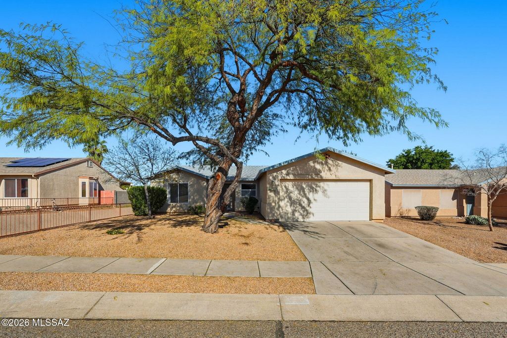 8911 E Fairway Groves Drive, Tucson, AZ 85730