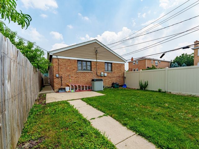 7852 Neenah Avenue, Burbank, IL 60459