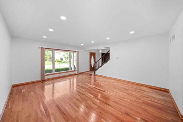 720 Dunhill Drive, Buffalo Grove, IL 60089