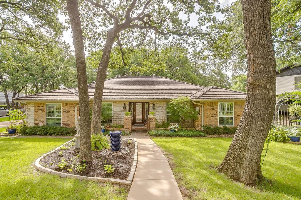 2824 Winterhaven Drive, Hurst, TX 76054