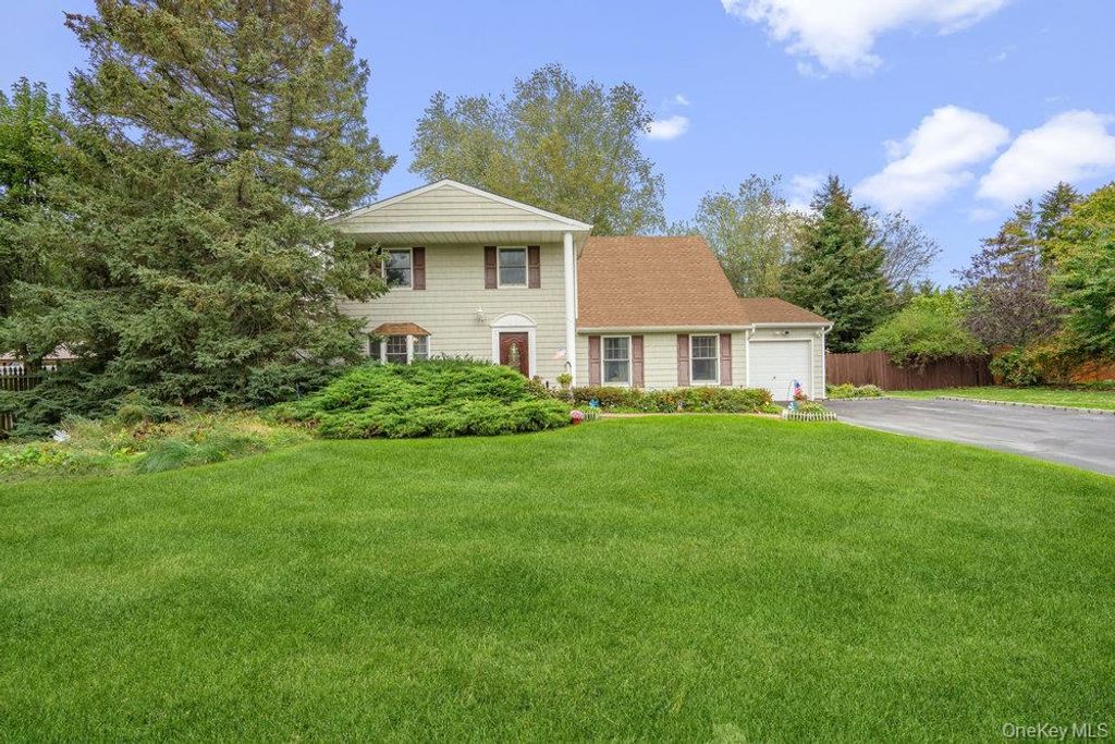 4 Windmill Lane, Mount Sinai, NY 11766