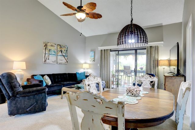 5725 Pelican Pointe Dr 4, Sebastian, FL 32958