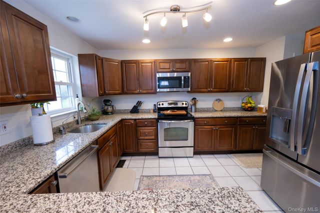 62 Meadowbrook Court, Patterson, NY 12563