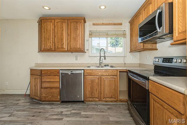 17 Oak Knoll Drive, St Peters, MO 63376