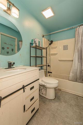 17 Oak Knoll Drive, St Peters, MO 63376